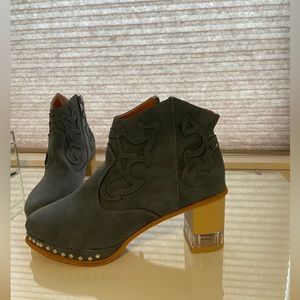 New, never worn cowboy boots size 42 (US size 10). Color: denim blue.